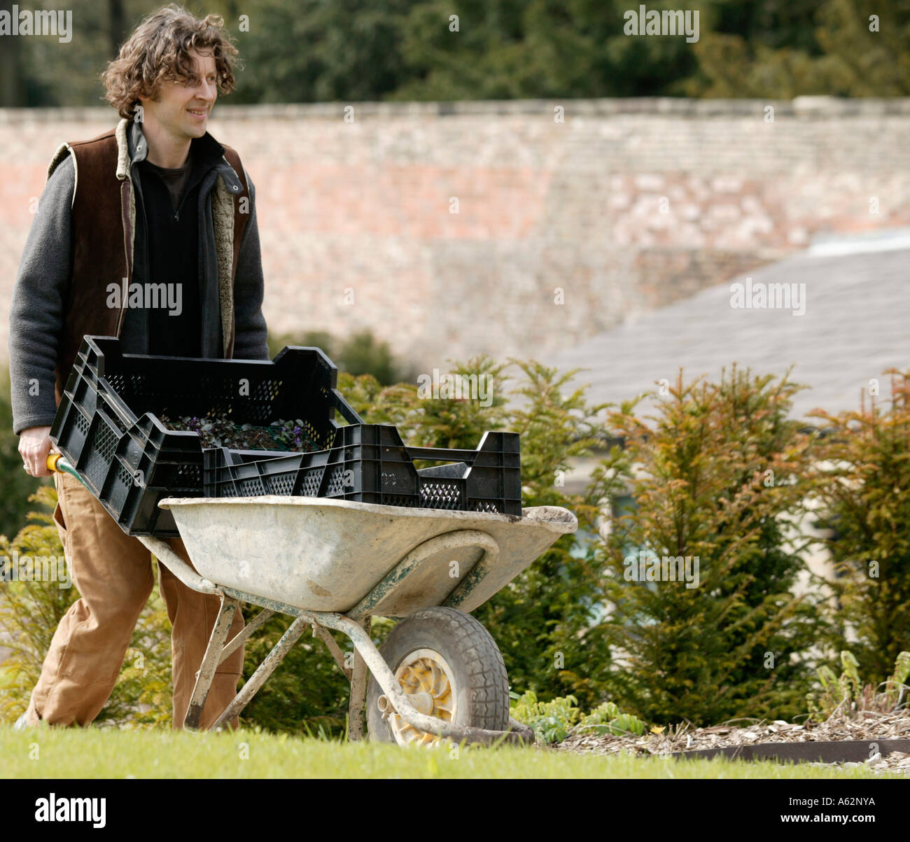 Jardinier célébrité Dan Pearson travaille sur le nouveau jardin clos à Broughton Hall Banque D'Images