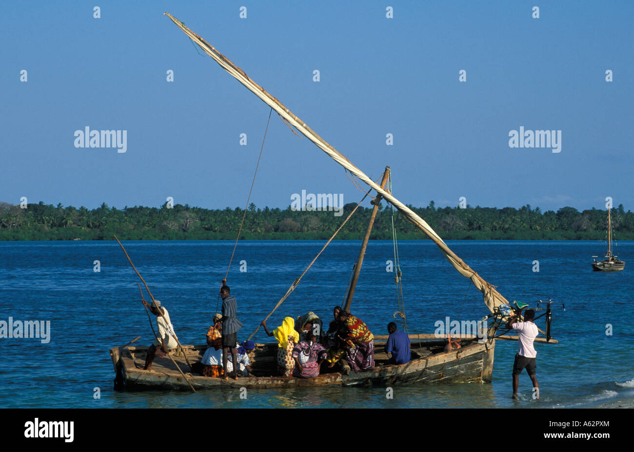 Les gens à bord d'un dhow traditionnel de l'île Mafia Tanzanie Banque D'Images