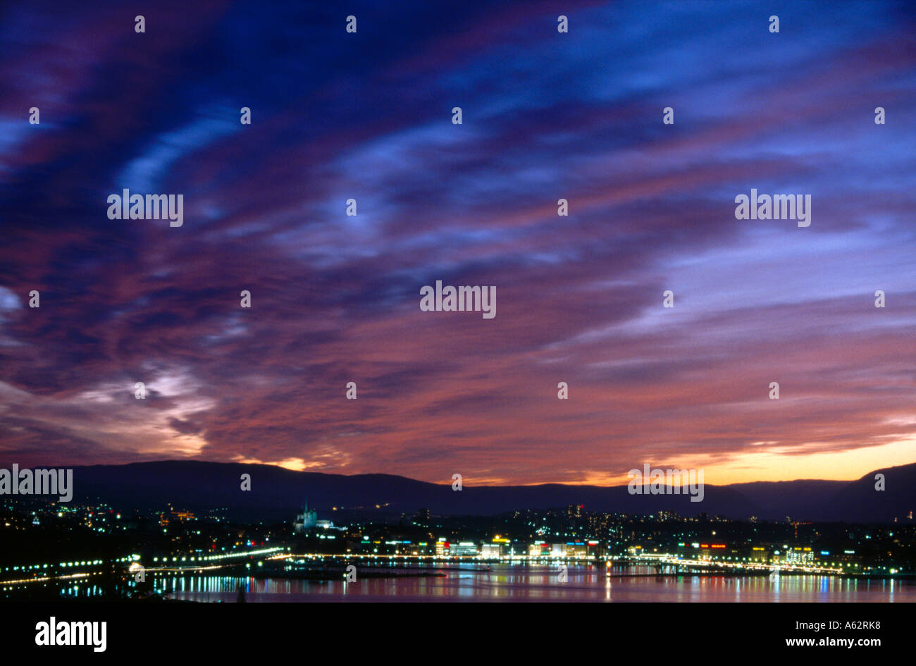 Ville au bord éclairé la nuit, le lac de Genève, Suisse Banque D'Images