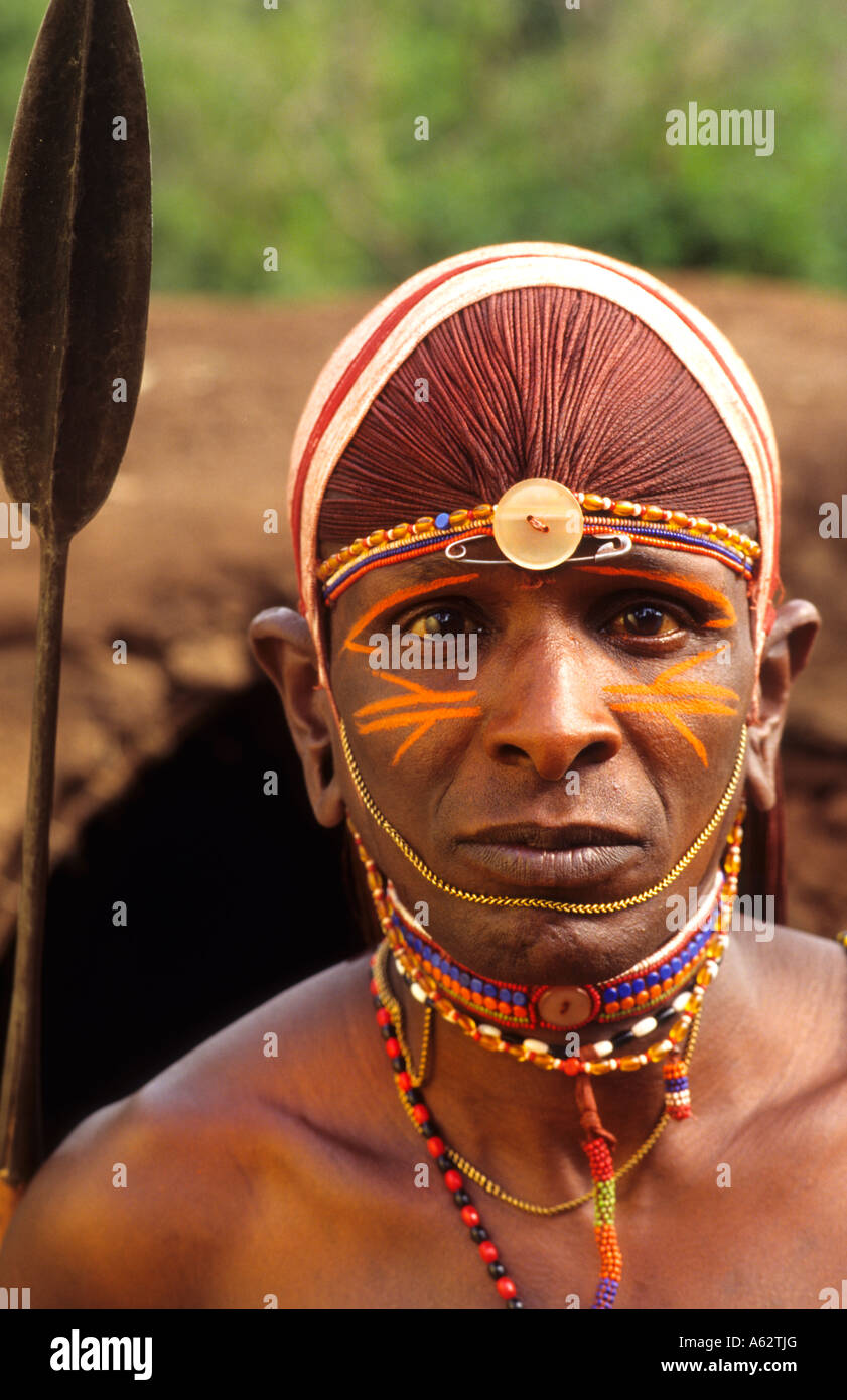 Les gens de la tribu Masaï en costume costume traditionnel dans les jungles en face de hutte près de l'Afrique Kenya Banque D'Images