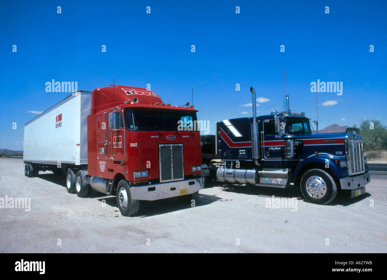 Deux camions garés en bord de route, USA Banque D'Images