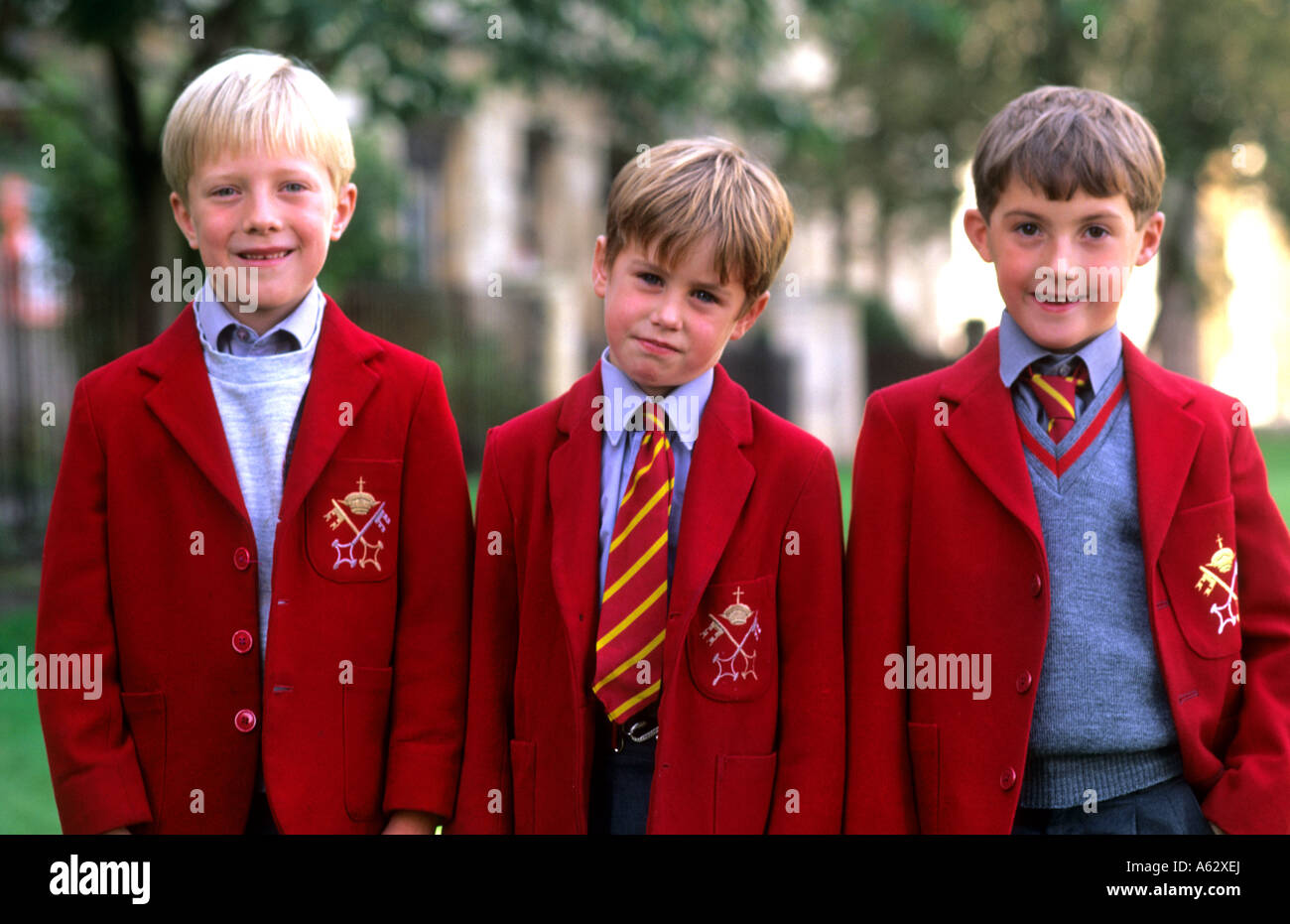 Coup horizontal de jeunes garçons âgés de 6 et 8 dans l'uniforme scolaire  traditionnel à York en Angleterre Photo Stock - Alamy