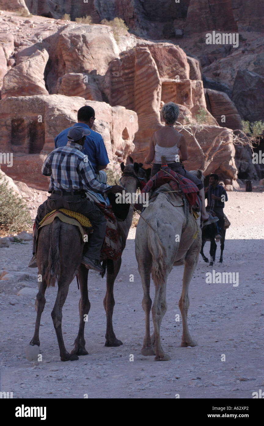 Petra Jordanie les touristes sur un chameau Banque D'Images