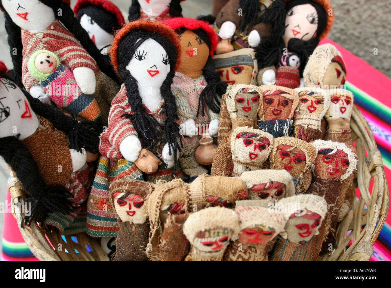 Tissées traditionnelles poupées pour la vente à un marché de rue, La Paz, Bolivie, Amérique du Sud Banque D'Images