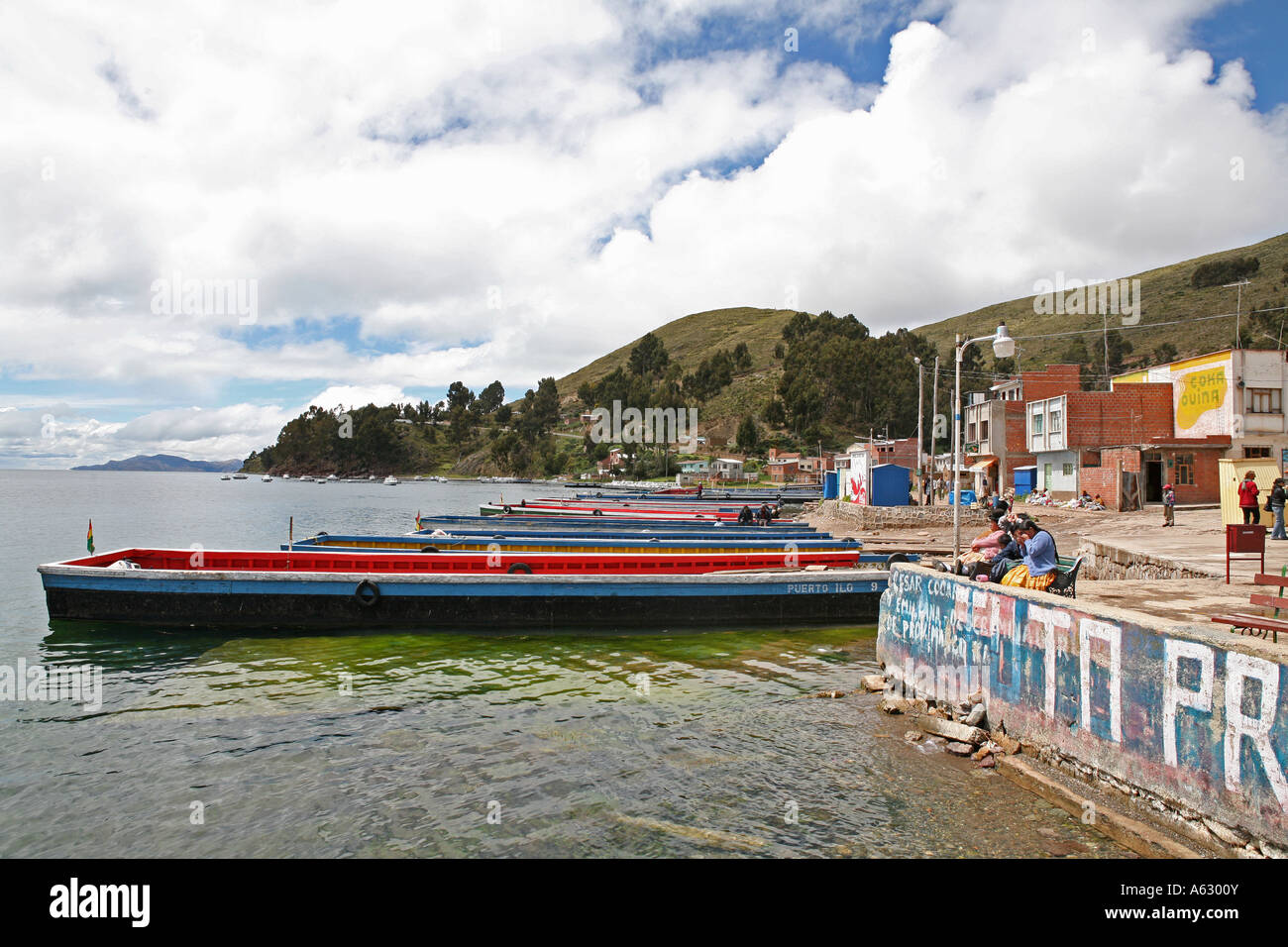 Barges servant au transport des autobus et camions, Tiquina, Lac Titicaca, Bolivie, Amérique du Sud Banque D'Images