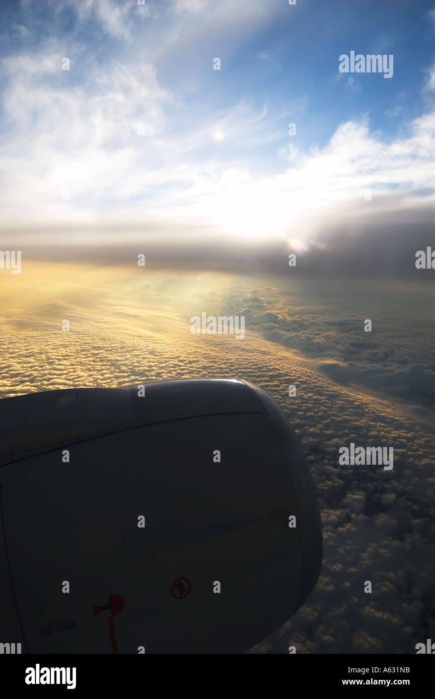 Vol au-dessus des nuages au coucher du soleil Banque D'Images