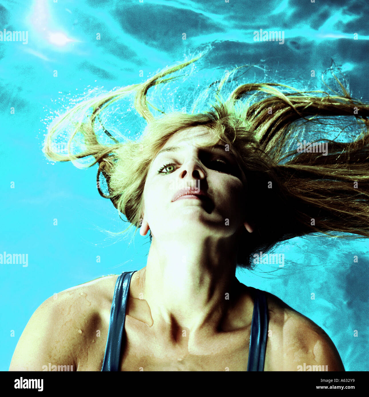 Close-up of young woman relaxing in swimming pool Banque D'Images