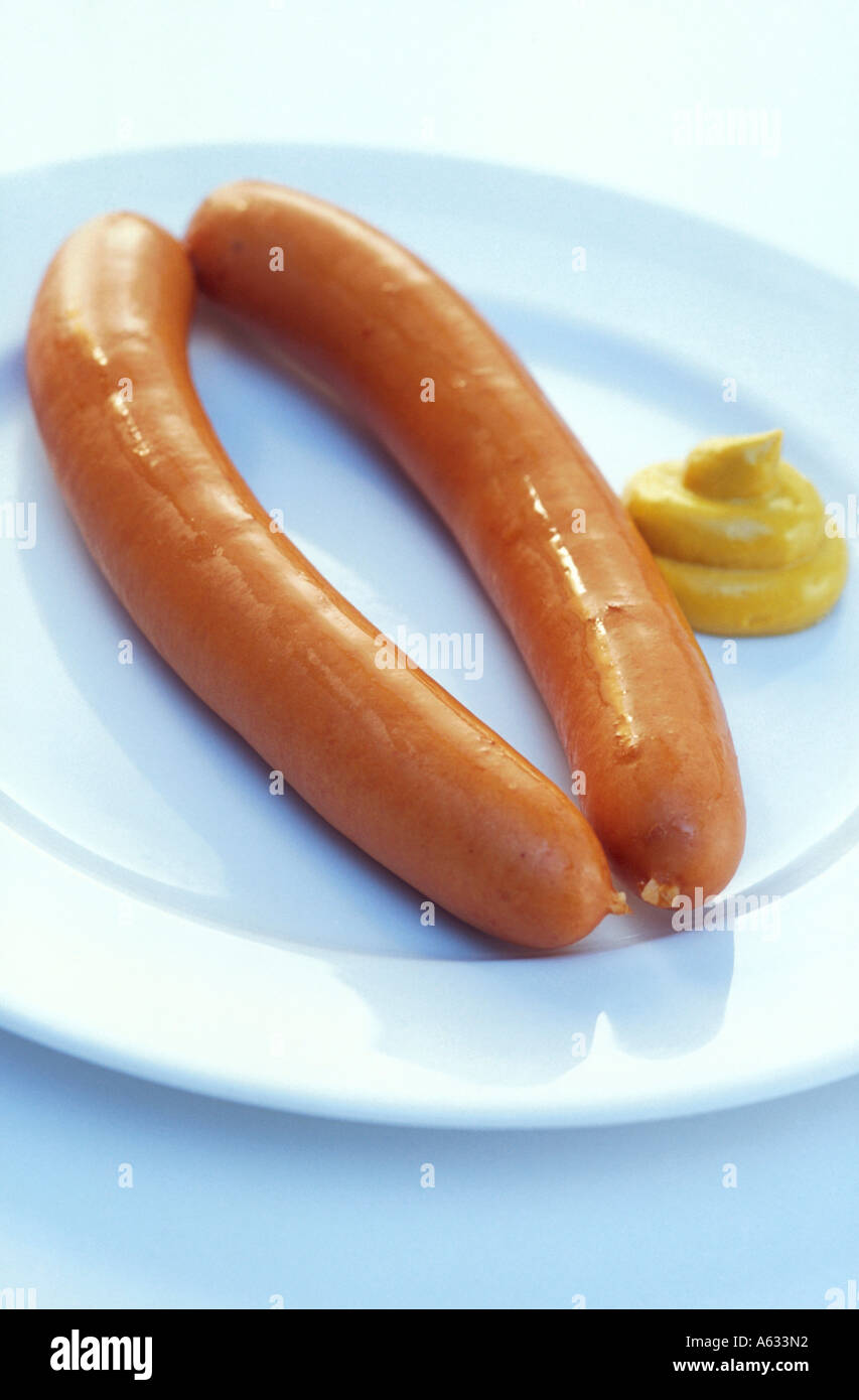 Close-up de saucisses et de la sauce à la moutarde sur la plaque Banque D'Images