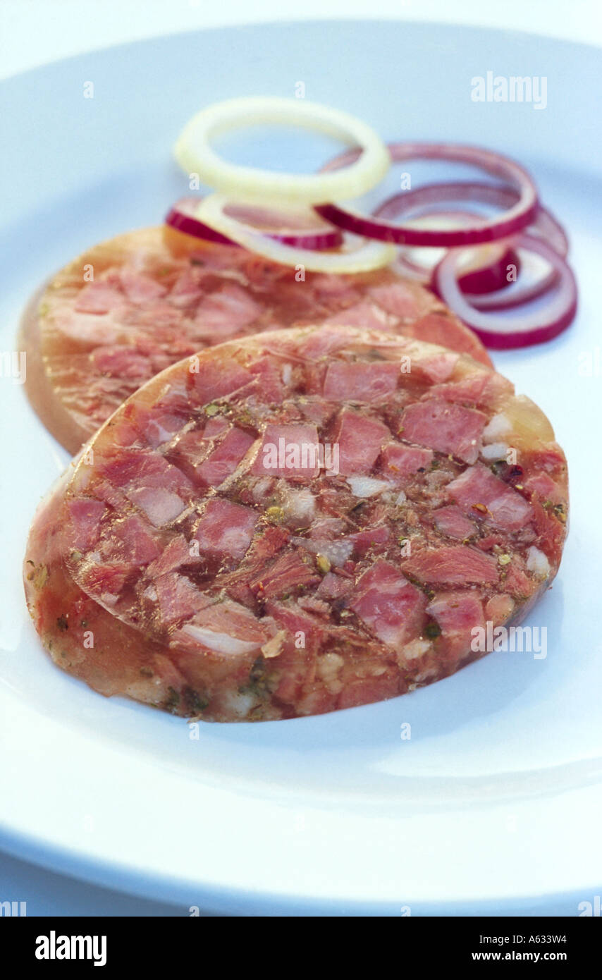 Close-up of salami et oignons sur la plaque Banque D'Images