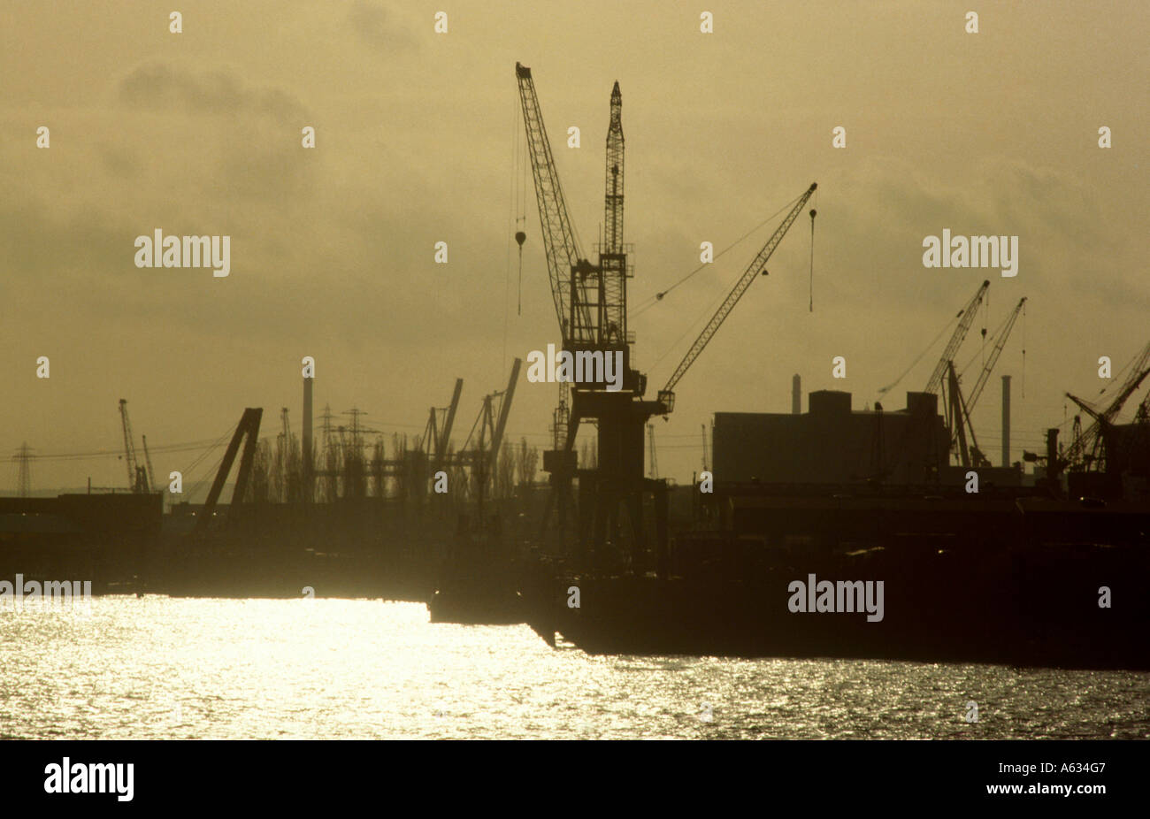 Silhouette de grues au port, Hambourg, Allemagne Banque D'Images