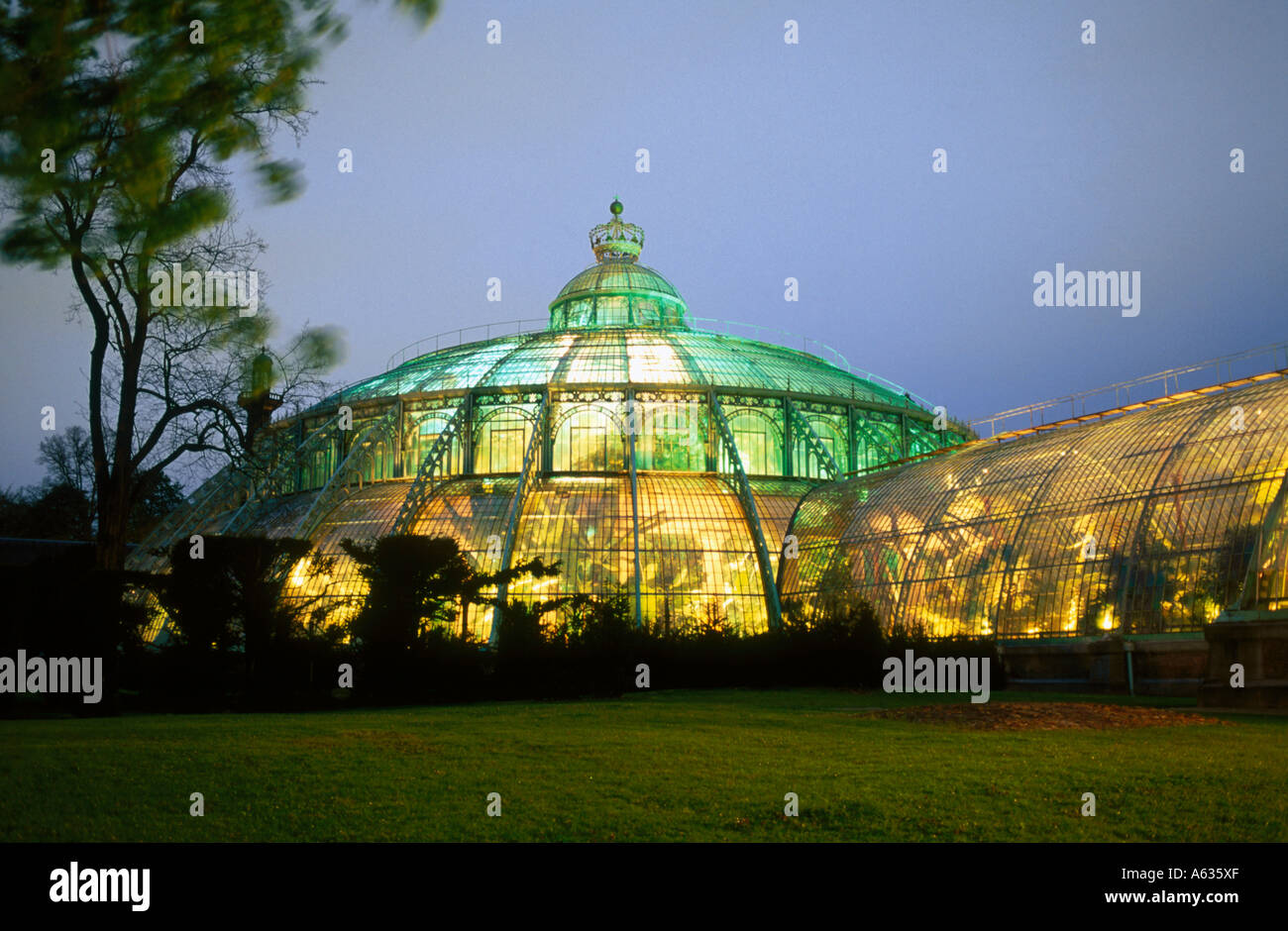 Bâtiment dans park éclairé la nuit, les Jardins royaux, Bruxelles, Belgique Banque D'Images