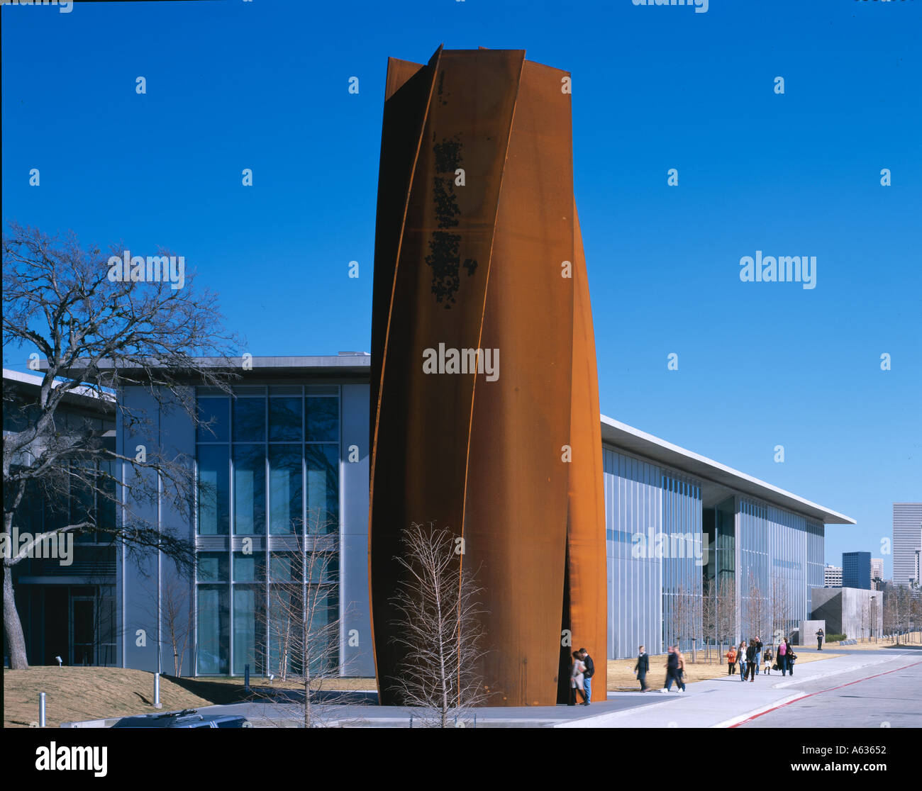 Le Musée d'Art Moderne, Fort Worth, Texas (2002) extérieur avec de la rouille forme sculpturale. Architecte : Tadao Ando Banque D'Images