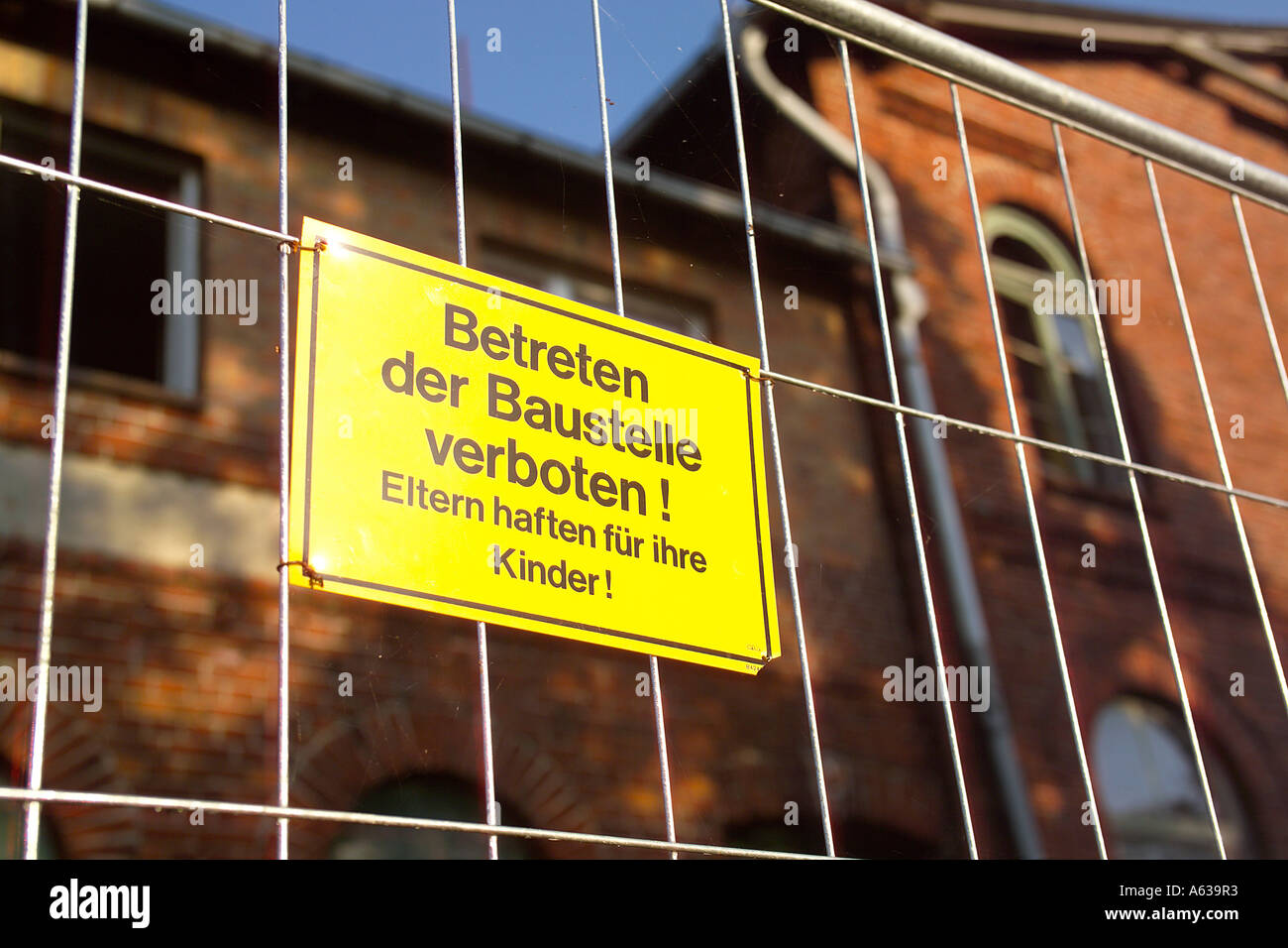 Interdiction sign on fence Banque D'Images