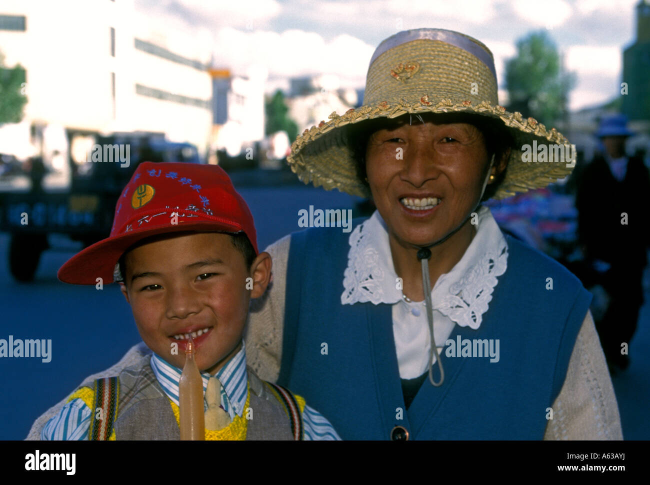 Les Tibétains du Tibet, femme, garçon tibétain, grand-mère et petit-fils, le contact oculaire, vue de face, portrait, Tsedang, Tibet, Chine, Asie Banque D'Images