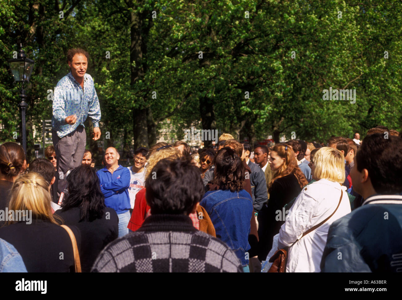 Adulte, homme, homme, liberté d'expression, activiste, manifestant, protestant, l'orateur, parlant à la foule, les spectateurs, Speakers Corner, Hyde Park, Londres, Angleterre Banque D'Images