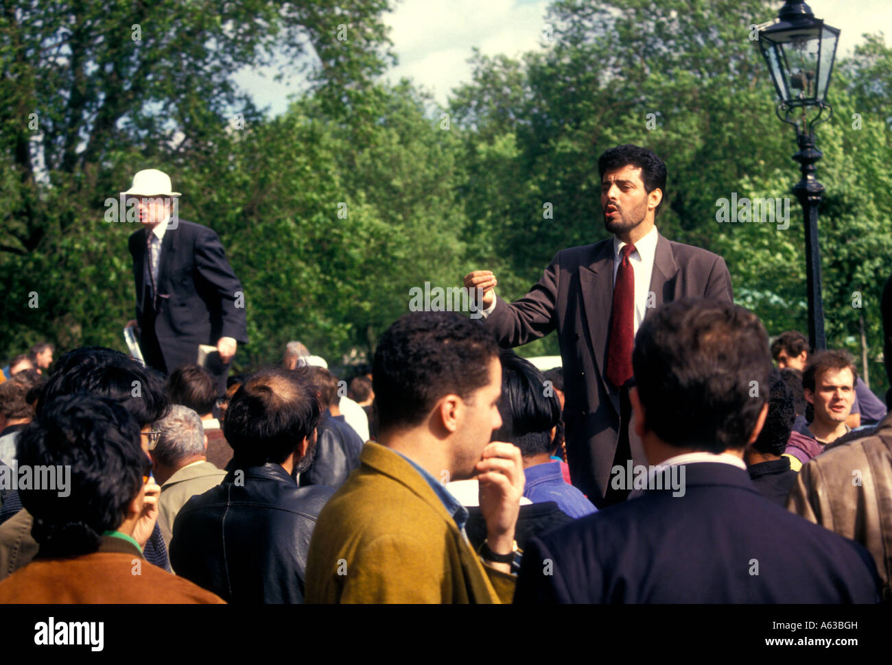 Les adultes, les hommes, la liberté de parole, activiste, manifestant, protestant, l'orateur, parlant à la foule, les spectateurs, Speakers Corner, Hyde Park, Londres, Angleterre Banque D'Images