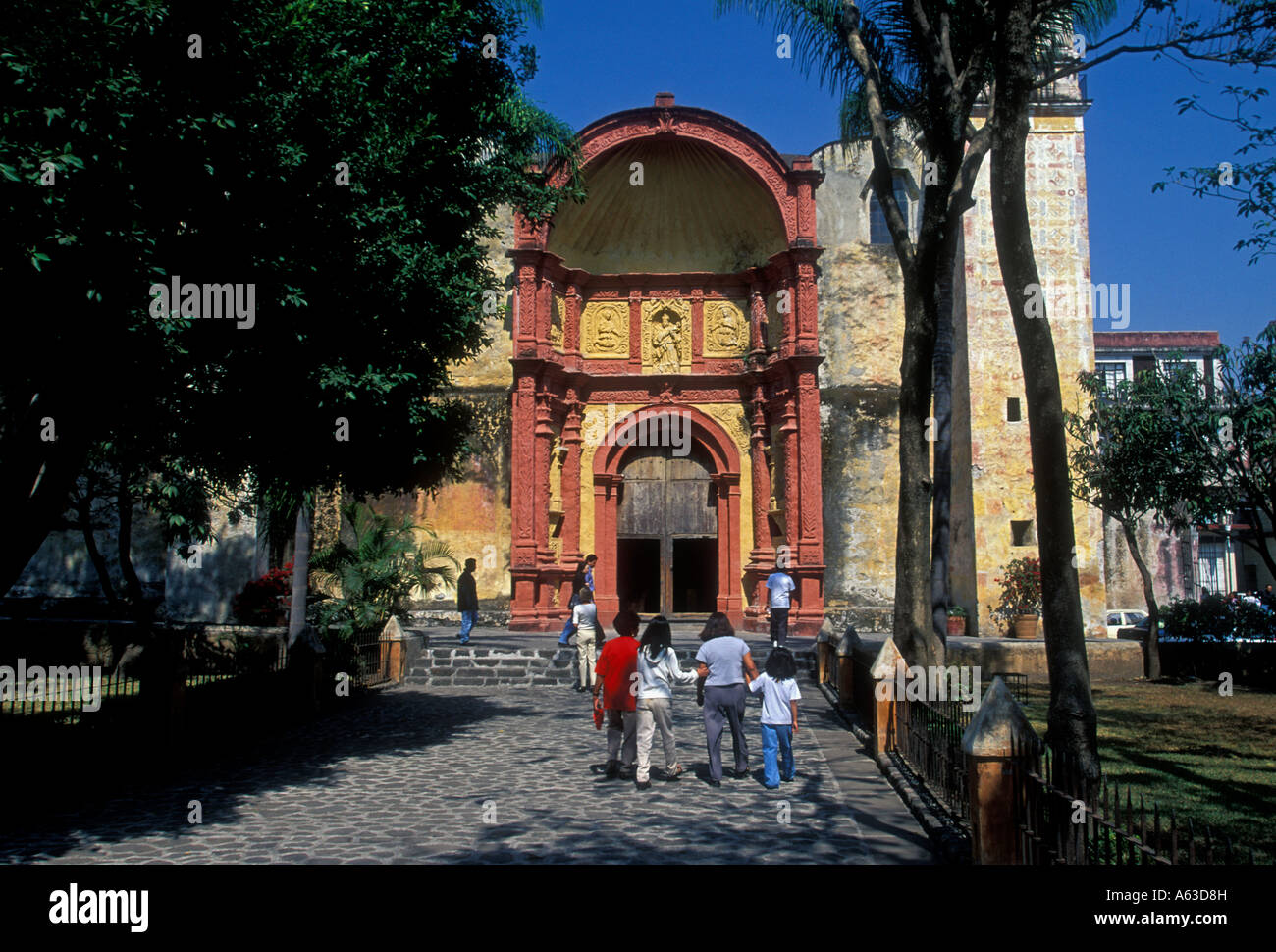 Peuple mexicain, famille, touristes, visiteurs, visites, Temple du troisième ordre, des motifs de la Cathédrale, Cuernavaca, Morelos, Mexique de l'État Banque D'Images
