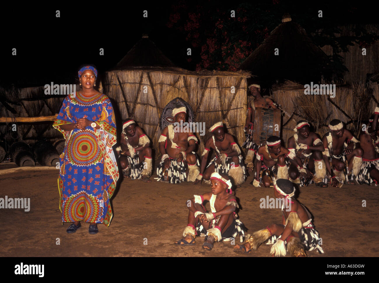 Tribeswoman, conteur, conteur, Victoria Falls Hotel, Victoria Falls Hotel, département, Zimbabwe, Afrique Banque D'Images