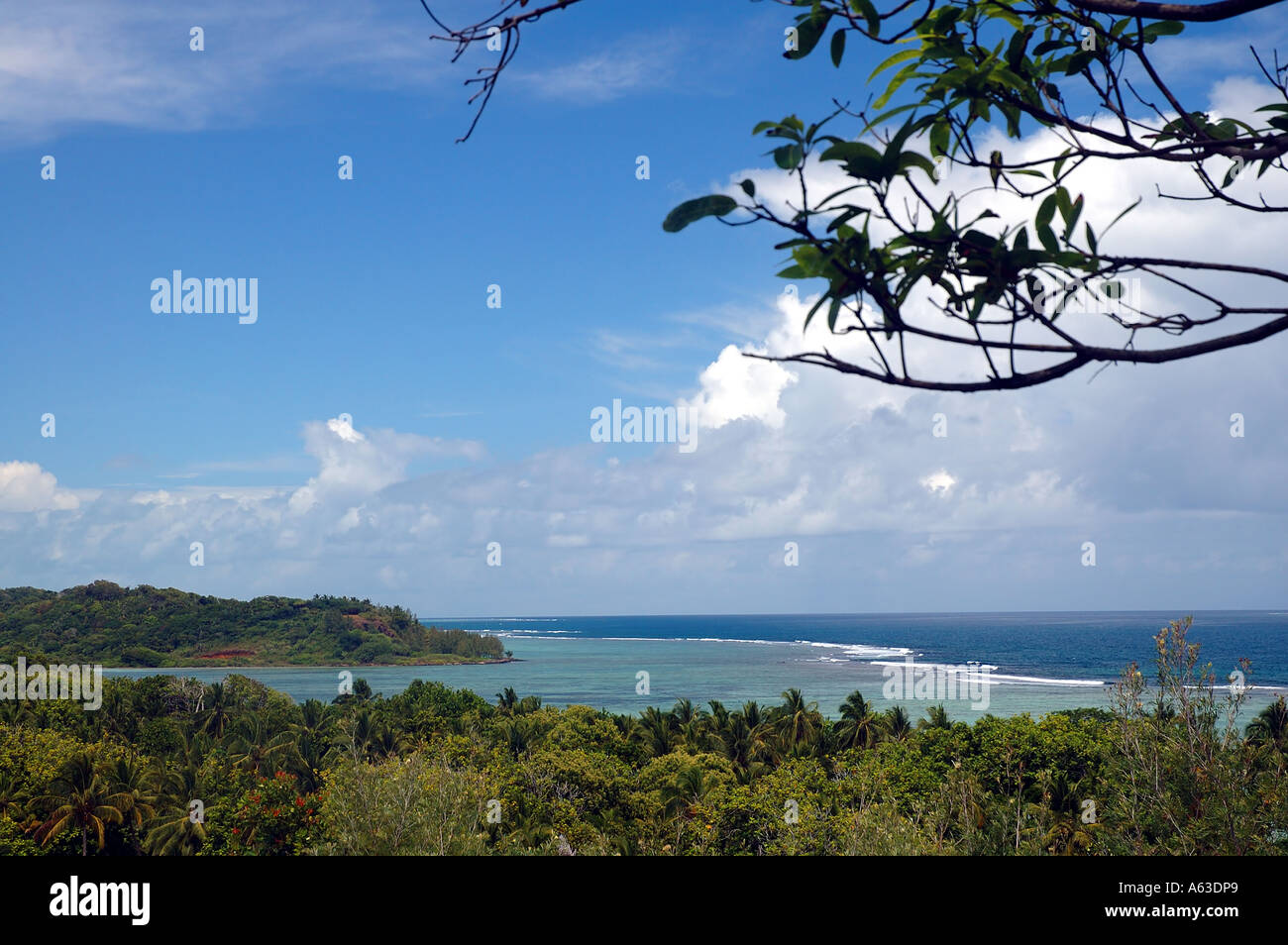 Vue sur forêt et lagune de corail de l'île aux Nattes, près de l'Ile sainte Marie Madagascar l'Est Banque D'Images