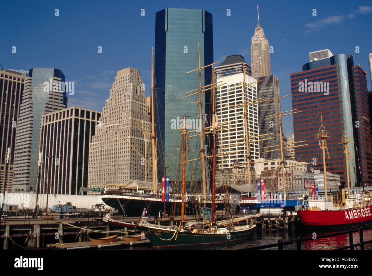 Les bateaux à voile au port avec des gratte-ciel en arrière-plan, South Street Seaport, Manhattan, New York City, New York State, USA Banque D'Images