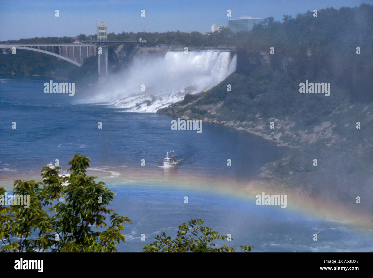 Avec une cascade arc-en-ciel en arrière-plan, Niagara Falls, Buffalo, New York State, USA Banque D'Images