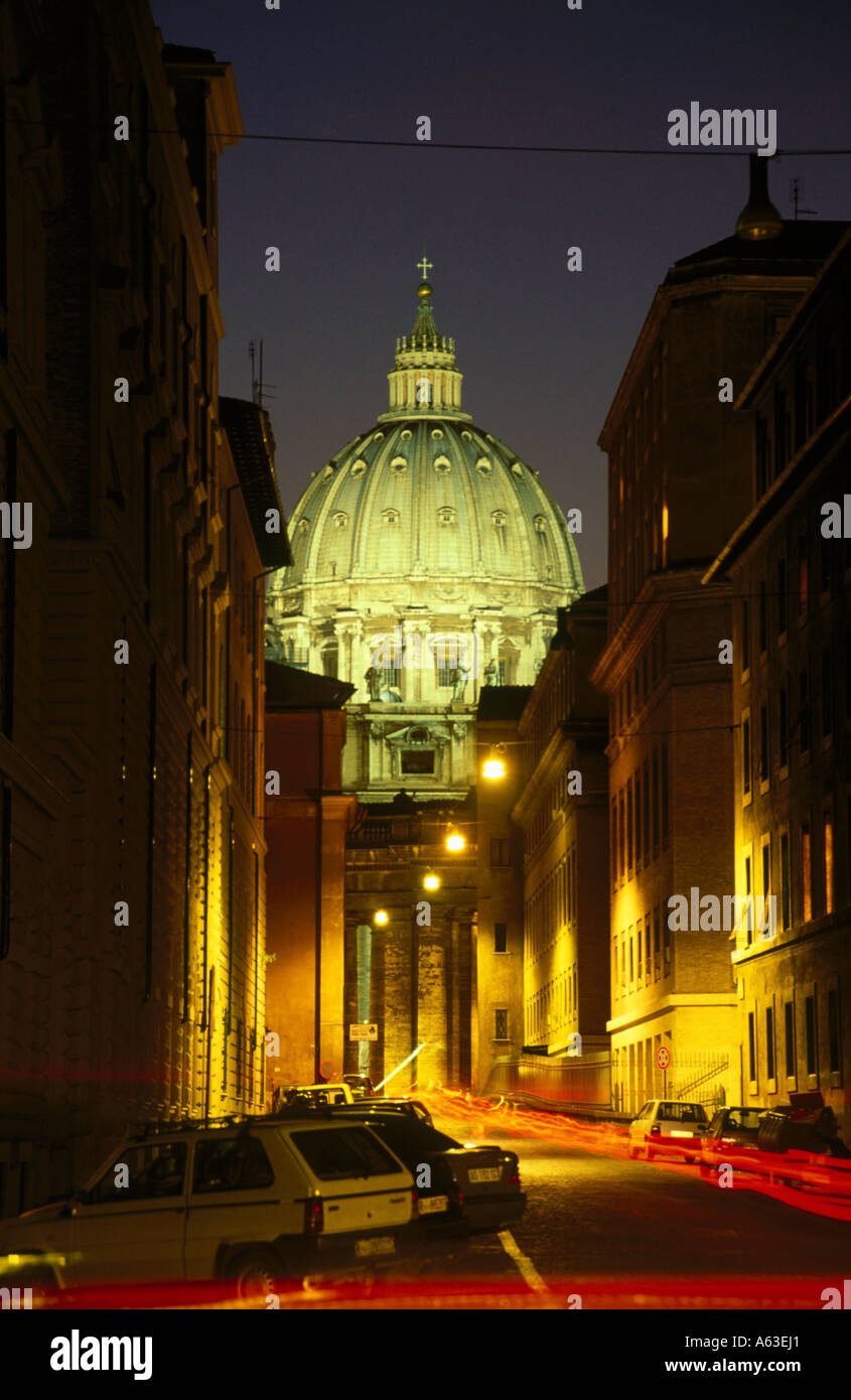 Cathédrale éclairée la nuit, Basilique Saint Pierre, Rome, Italie Banque D'Images