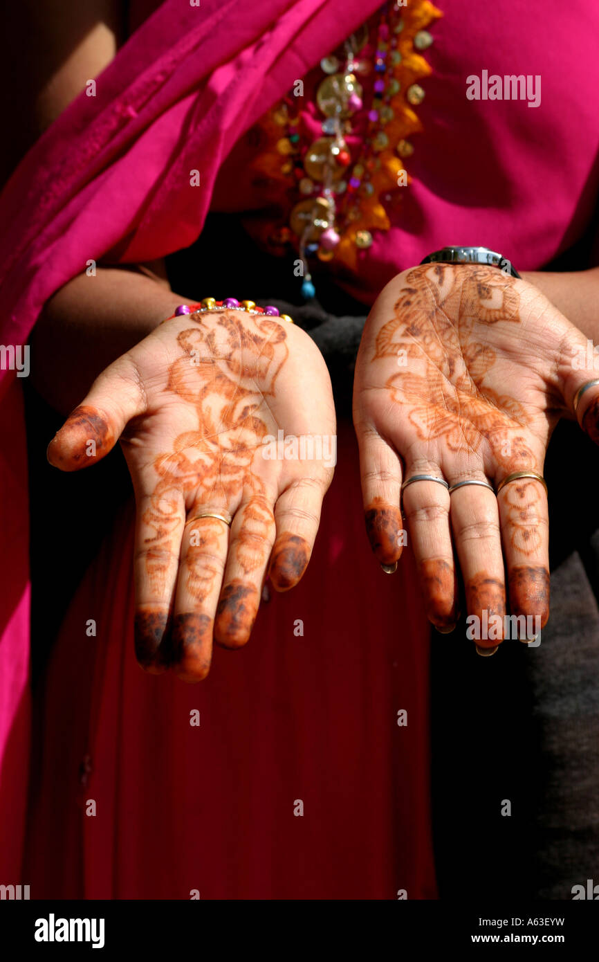 Fille indienne en sari rouge au henné sur ses mains peint design Banque D'Images