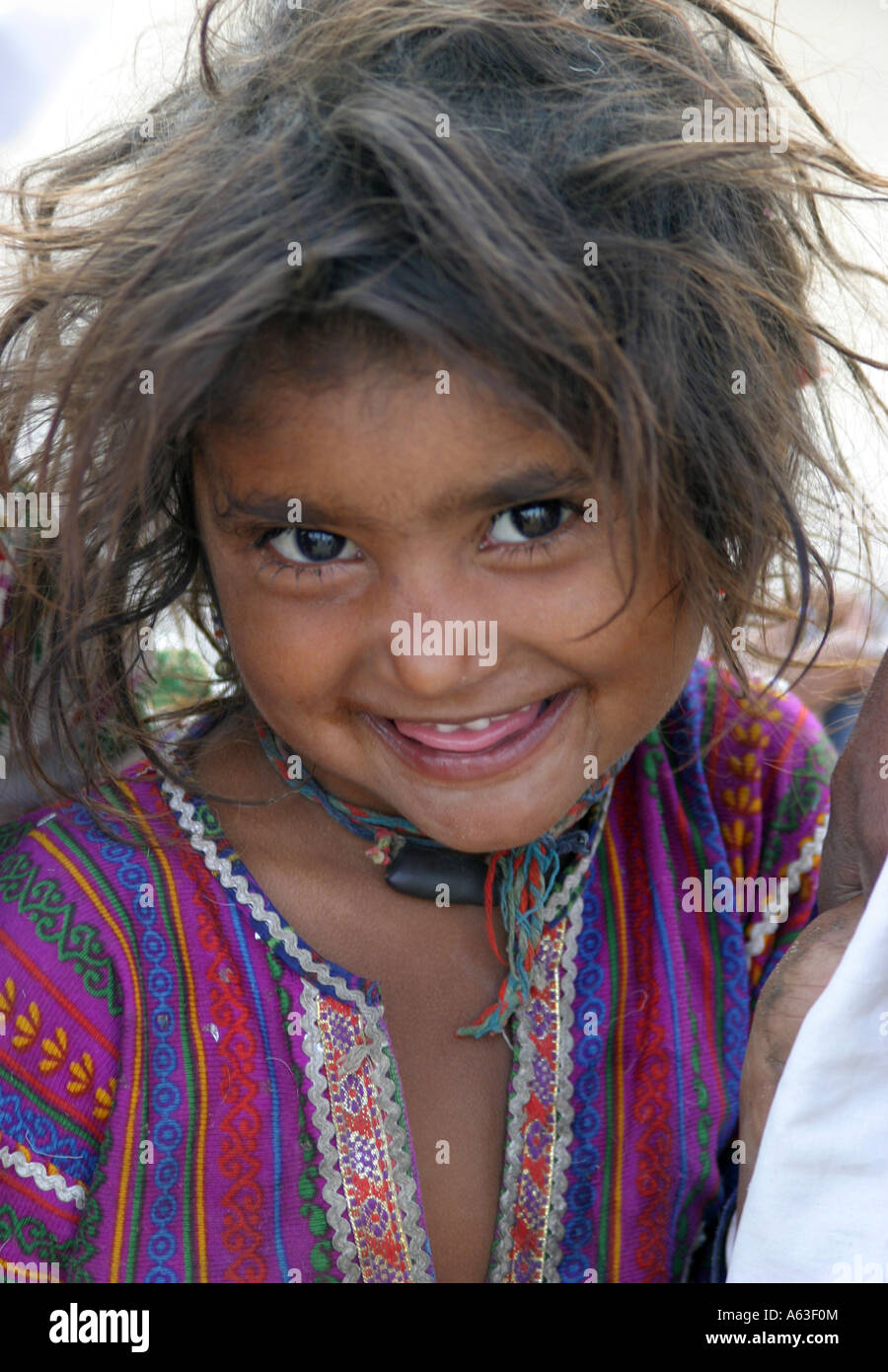 Petite fille tribal MIR nomades avec sourire enchanteur dans la région de Gujarat Dasada,Inde Banque D'Images