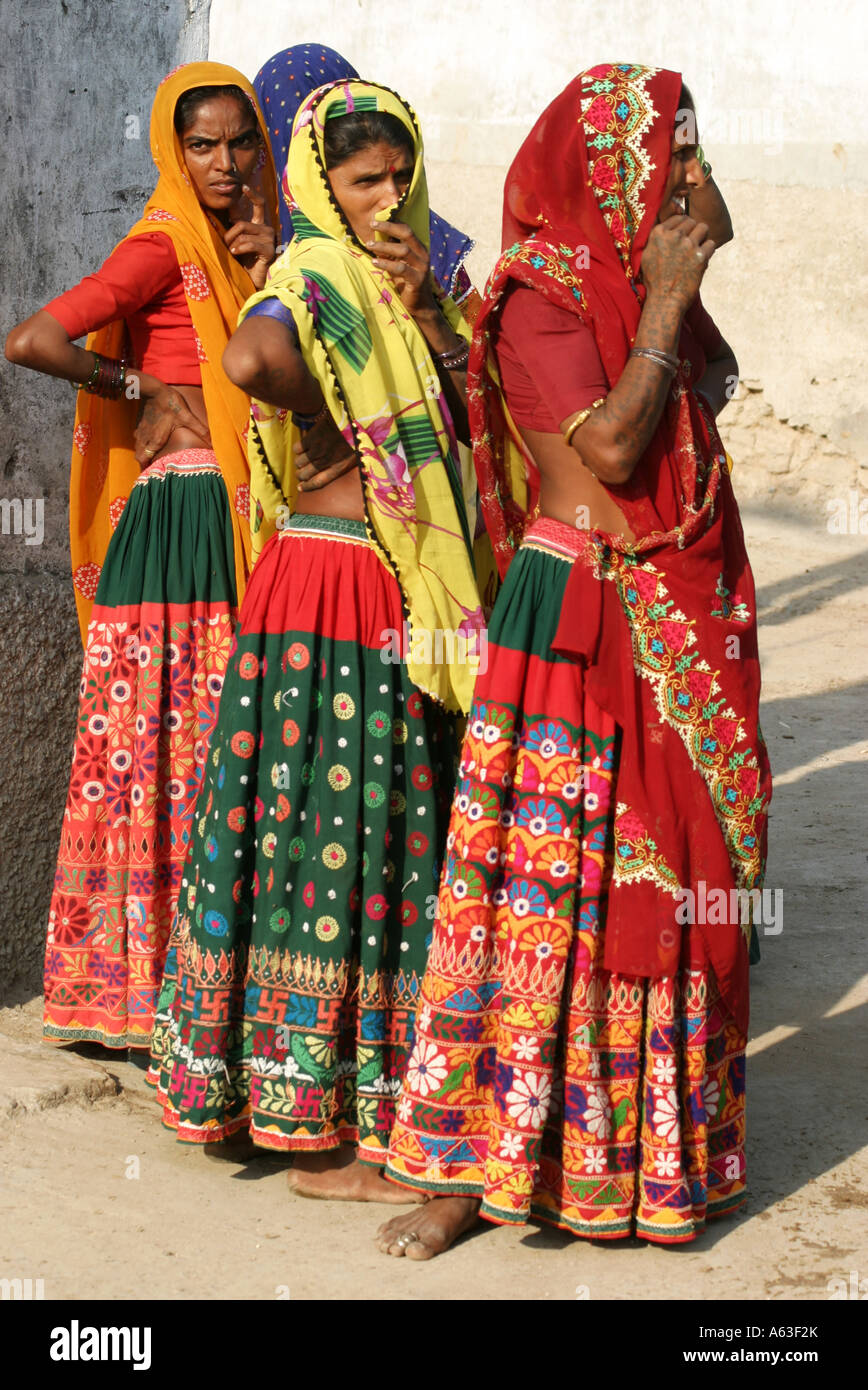 Couleur vibrante tattoed les femmes de la tribu Bharwad à Ambala village Gujarat Banque D'Images