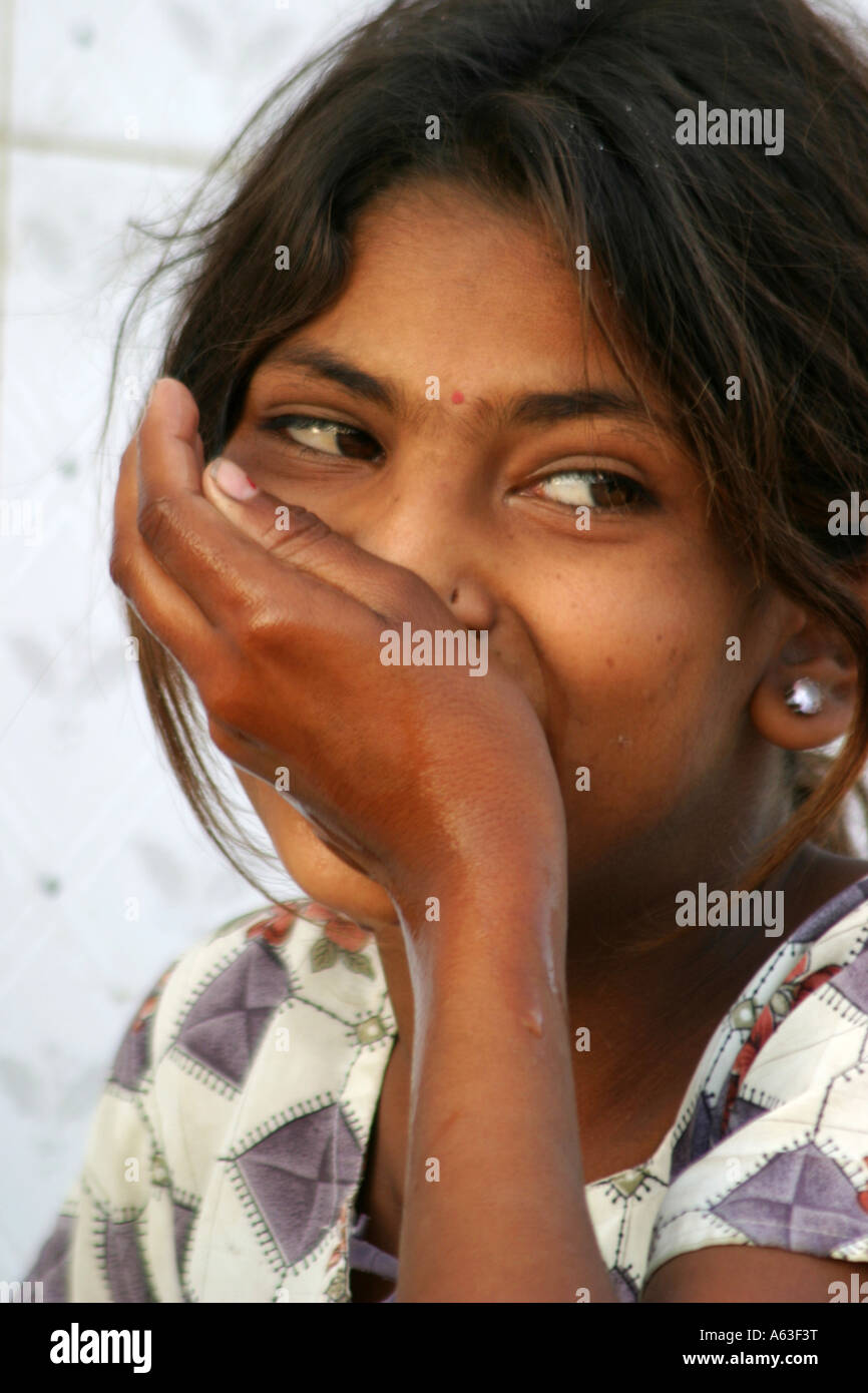 Petite fille tribal MIR nomades avec sourire enchanteur dans la région de Gujarat Dasada,Inde Banque D'Images