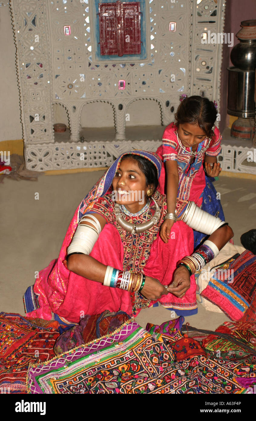 Beautiful Indian Tribal Banni,femme et enfant dans leur bhungas décorées (tribal house) près de Bhuj au Gujarat Banque D'Images