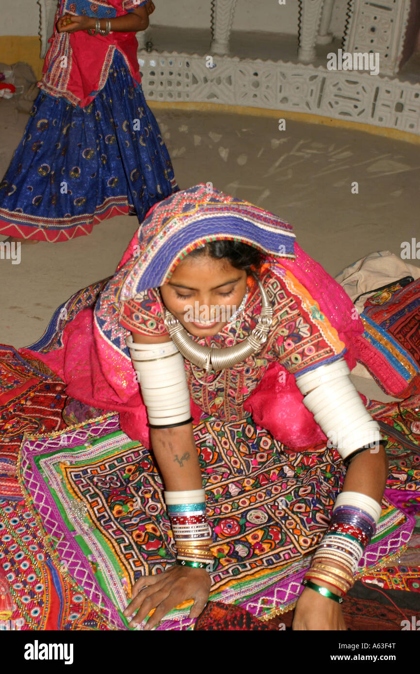 Couleurs brillantes, broderies et bijoux exotiques sont traditionnellement portés par les femmes et les filles des tribus banni dans le Gujarat, Inde Banque D'Images