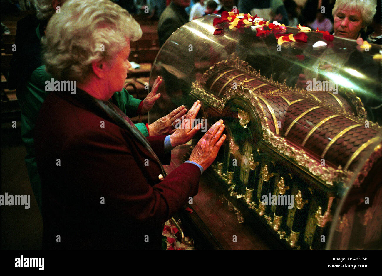 Sainte Thérèse de Lisieux. Reliques en tournée vu ici à Knockloyn Église , Dublin, Irlande, juin 2001. Banque D'Images