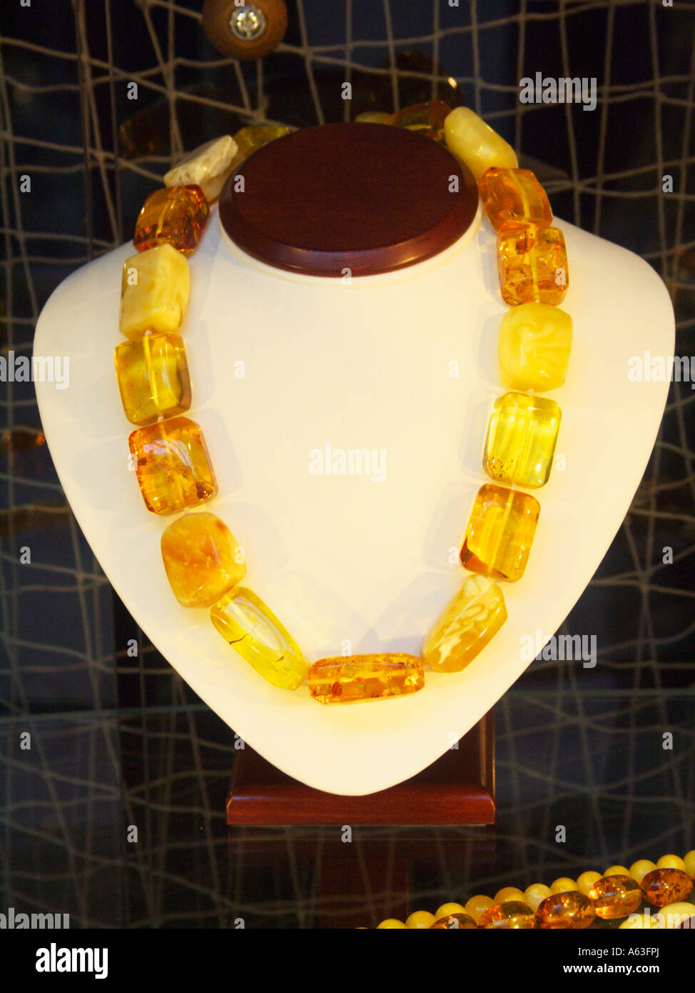 Collier d'ambre dans une vitrine de bijoux à Cracovie, Pologne Banque D'Images