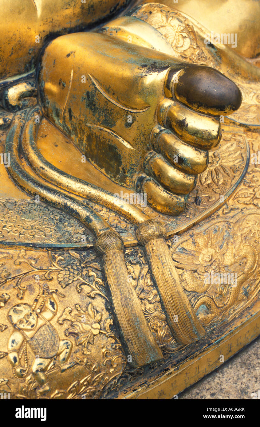 Le pied de la statue de Bouddha, montrant le gros orteil touché beaucoup, à Sandringham House, Sandringham, Norfolk, England, UK Banque D'Images