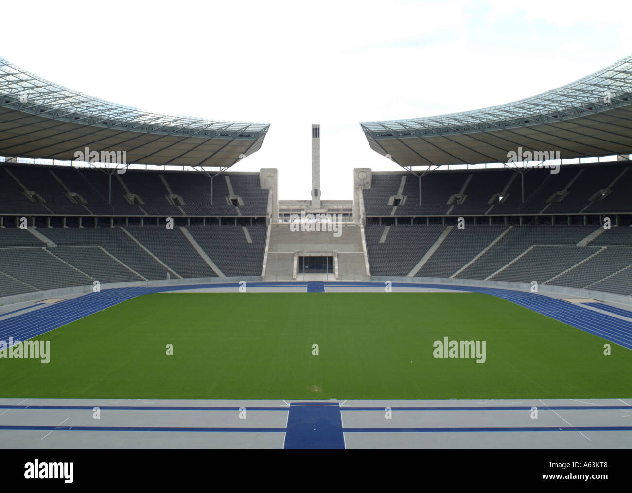 Le stade de football vide, stade olympique, Berlin, Allemagne Banque D'Images
