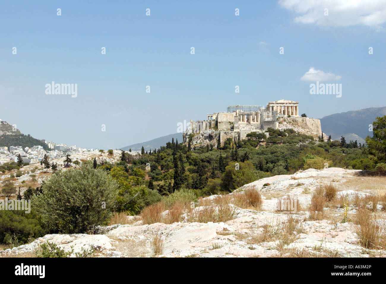 Vue de l'Acropilis le Parthénon et le mont Lycabette avec en arrière-plan de la colline Philopappou Filopapou Athènes Grèce Banque D'Images