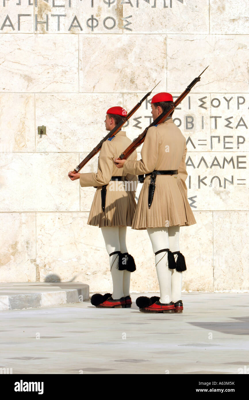 Relève de la garde sur la Tombe du Soldat inconnu en face de l'édifice du Parlement Athènes Grèce Banque D'Images