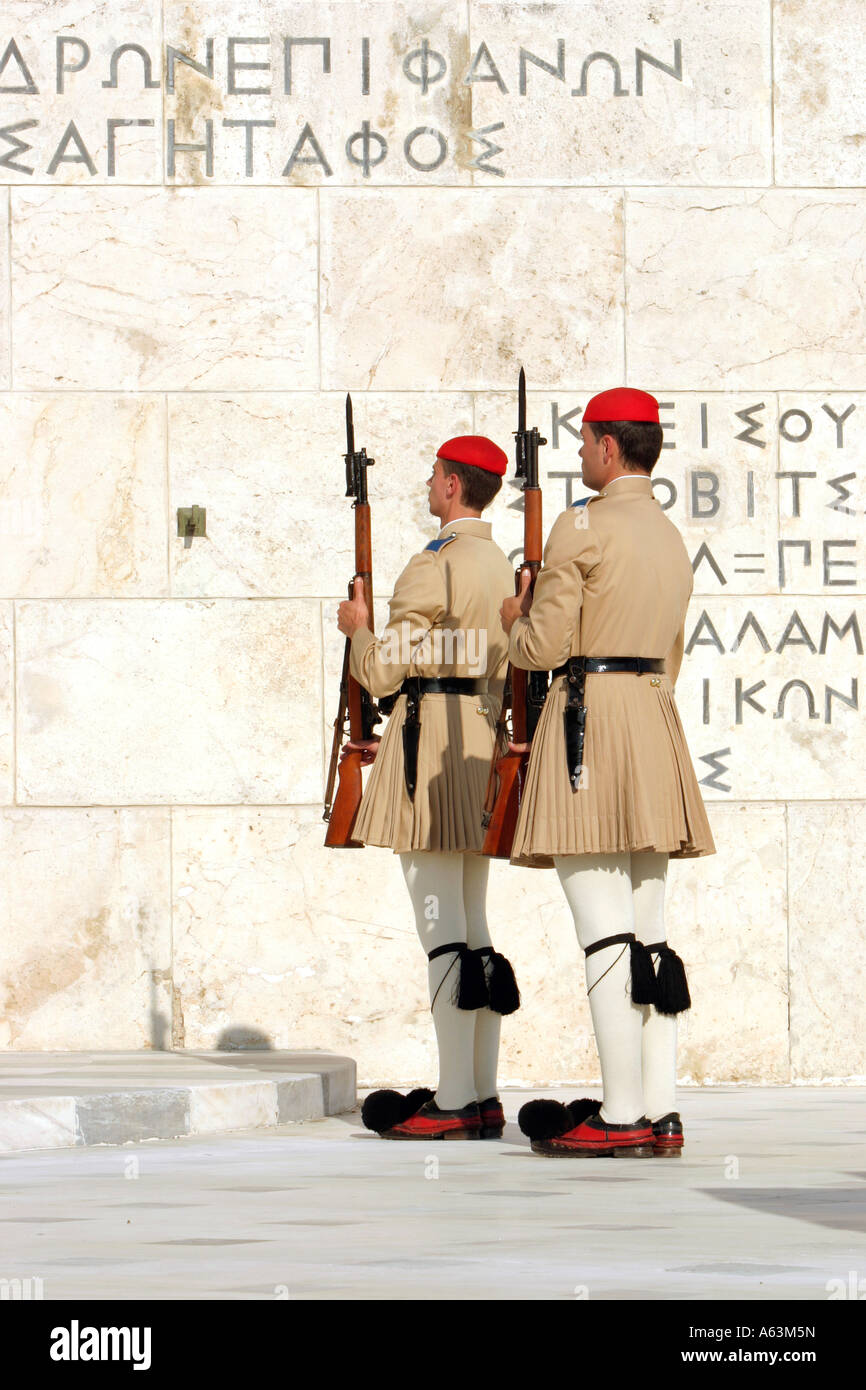 Relève de la garde sur la Tombe du Soldat inconnu en face de l'édifice du Parlement Athènes Grèce Banque D'Images