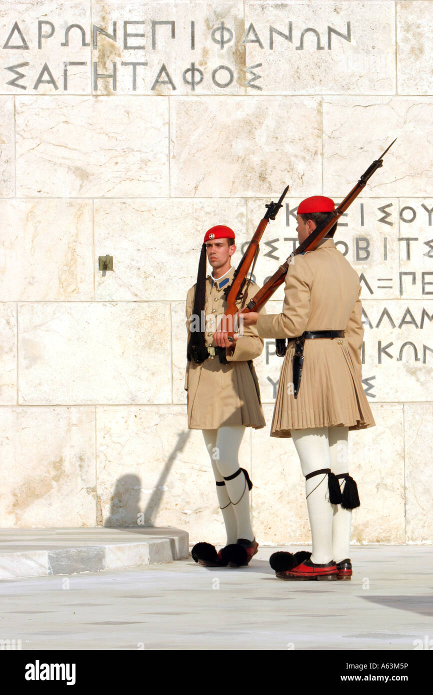Relève de la garde sur la Tombe du Soldat inconnu en face de l'édifice du Parlement Athènes Grèce Banque D'Images