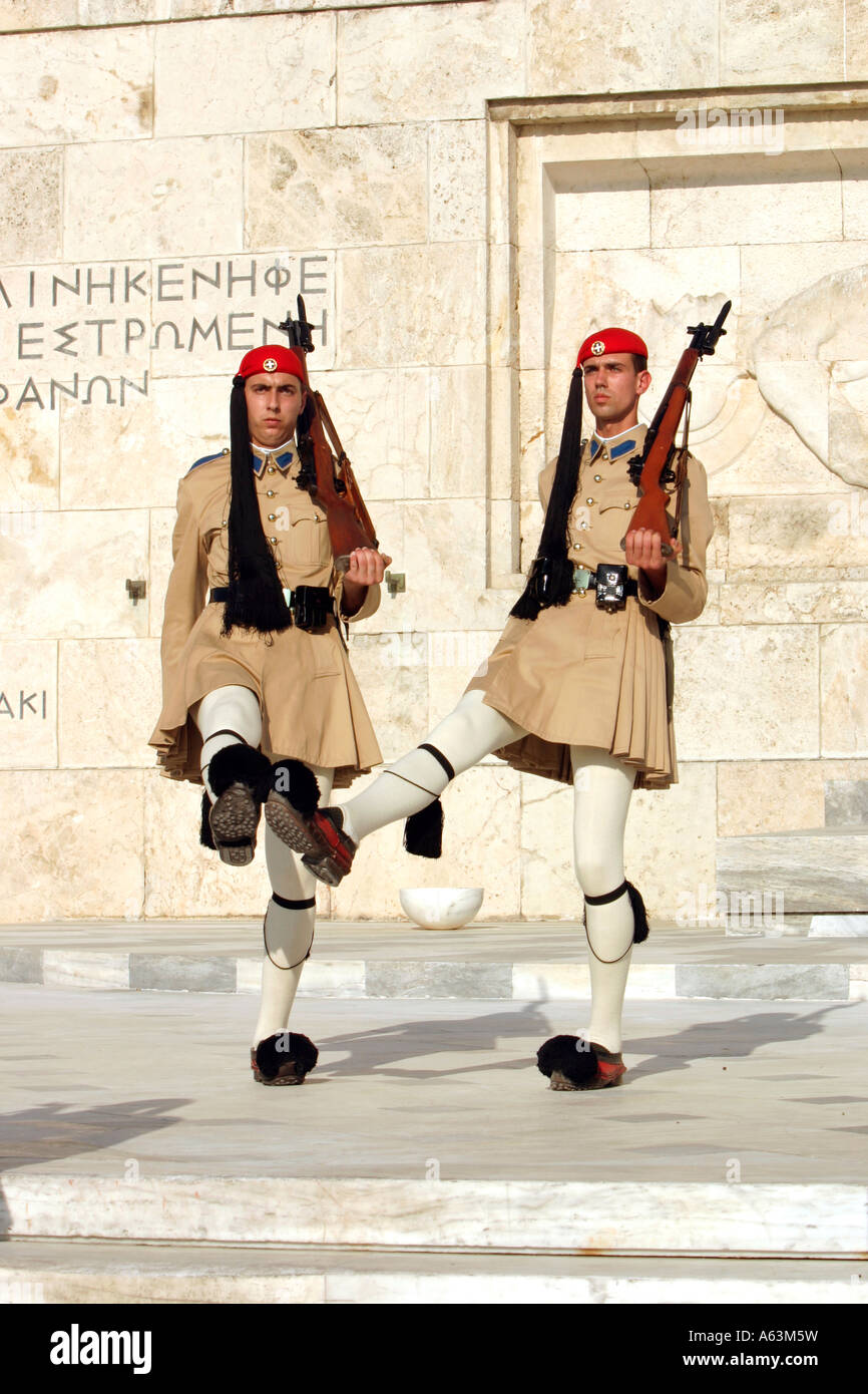 Relève de la garde sur la Tombe du Soldat inconnu en face de l'édifice du Parlement Athènes Grèce Banque D'Images