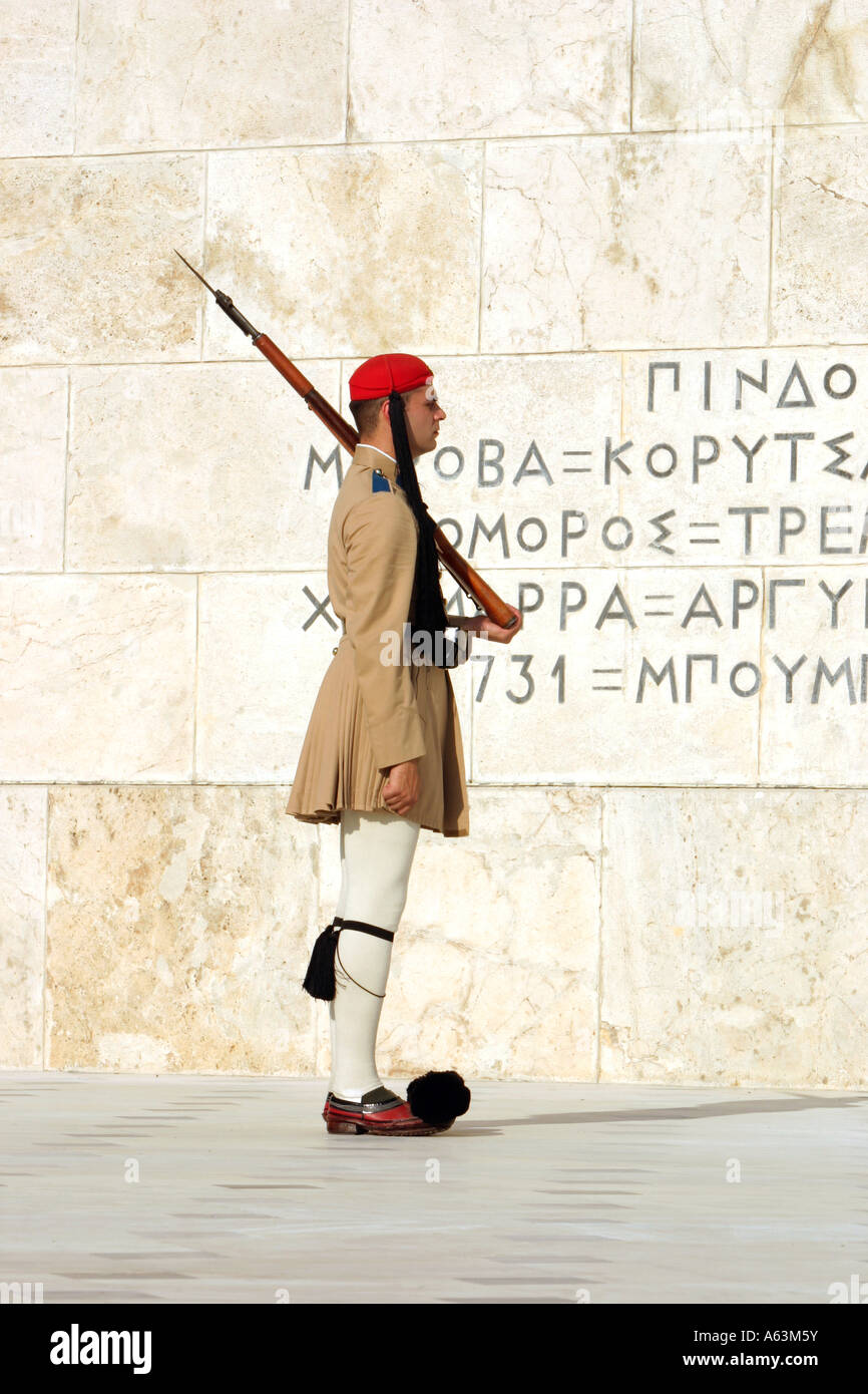 Relève de la garde sur la Tombe du Soldat inconnu en face de l'édifice du Parlement Athènes Grèce Banque D'Images