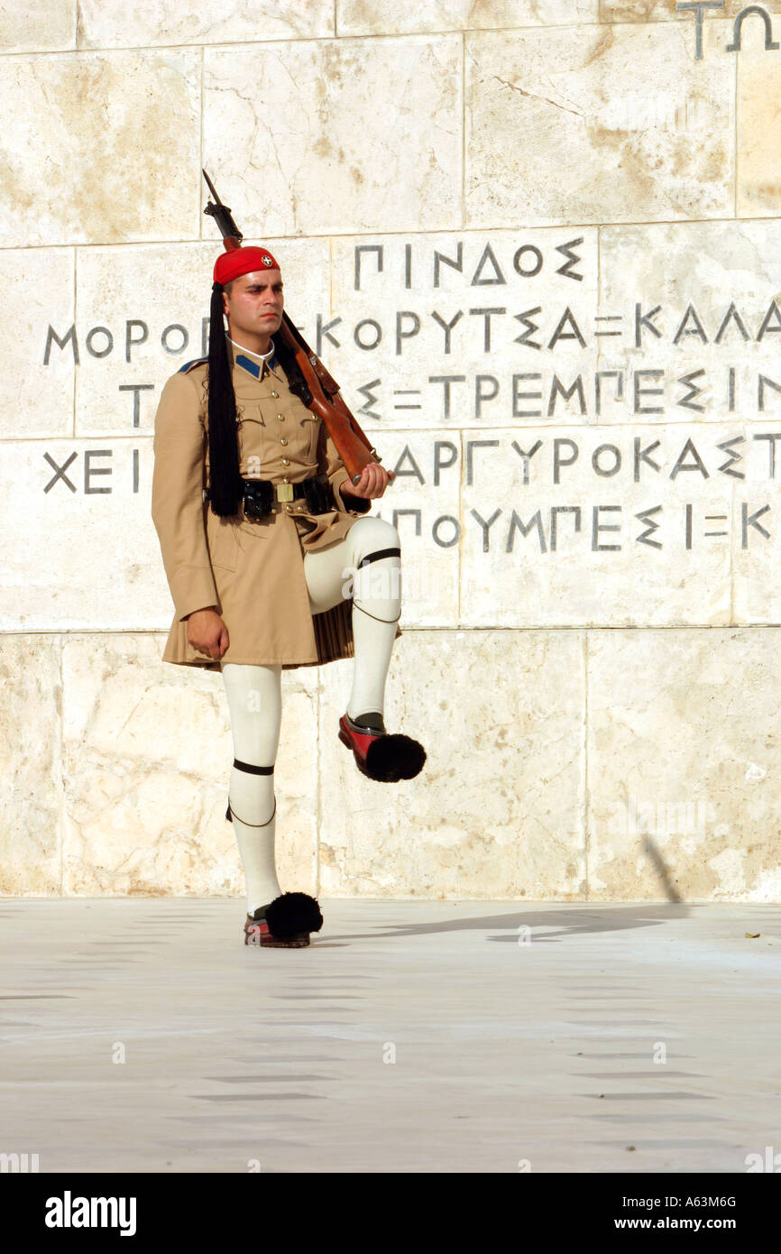 Relève de la garde sur la Tombe du Soldat inconnu en face de l'édifice du Parlement Athènes Grèce Banque D'Images