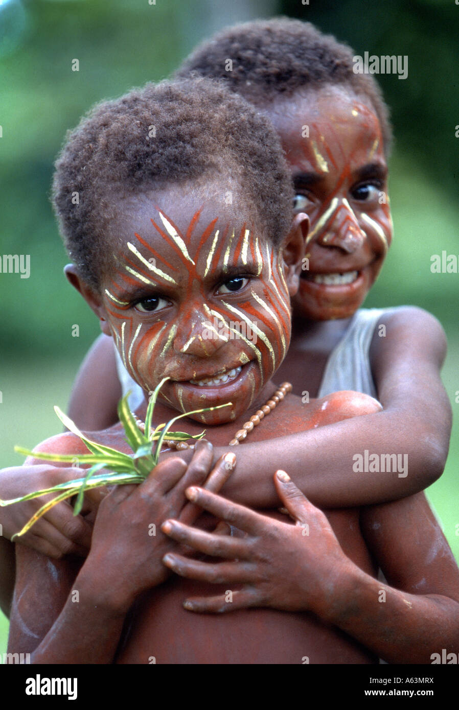La Papouasie-Nouvelle-Guinée - les enfants de la tribu Gabusi avec peinture de guerre traditionnels Banque D'Images