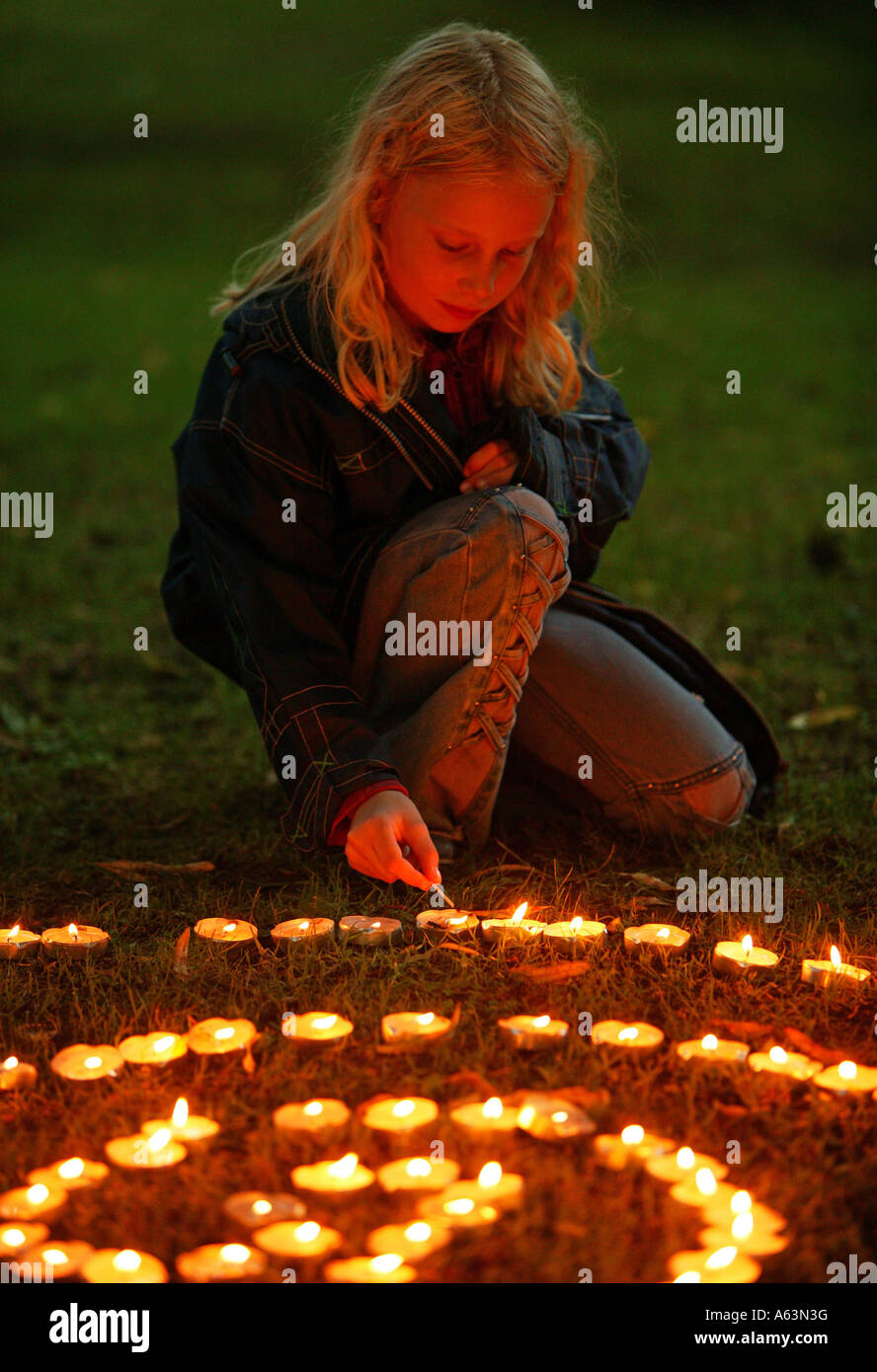 Au cours de la jeune fille s'éclaircit bougies lumière annuel célébration du festival dans le parc de la Westphalie Dortmund en Allemagne Banque D'Images