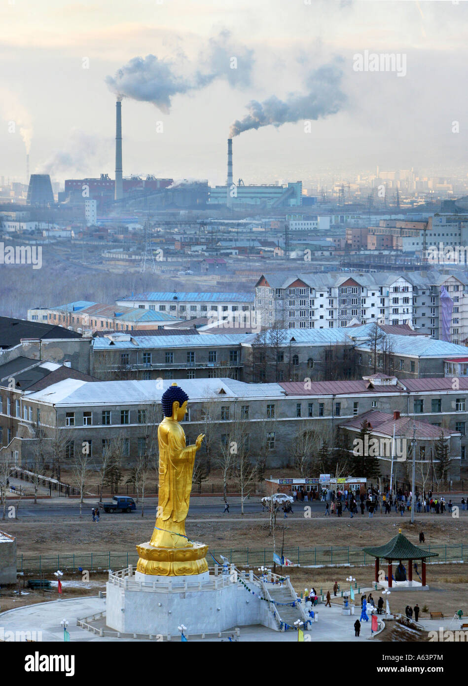 Mongolie - statue de Bouddha dans la capitale dans le contexte de production combinée de chaleur et d'électricité de la ville d'Oulan Bator Banque D'Images