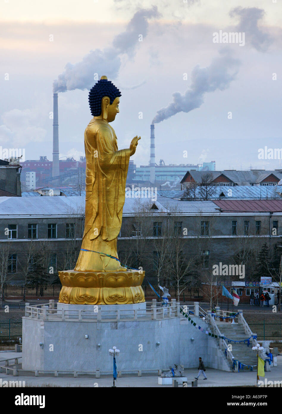 Mongolie - statue de Bouddha dans la capitale dans le contexte de production combinée de chaleur et d'électricité de la ville d'Oulan Bator Banque D'Images