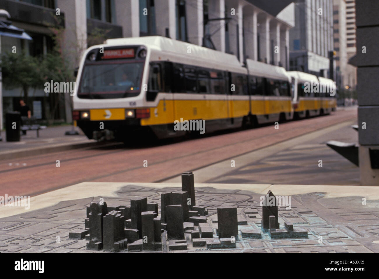 Sculpture Relief de Dallas au Texas les bâtiments avec DART Light Rail Transit rapide en arrière-plan Train Dallas Texas Banque D'Images