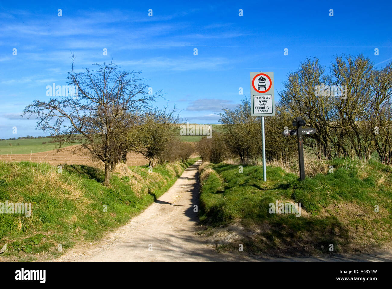 Le chemin de Ridgeway avec panneau indiquant les restrictions de véhicule à moteur Banque D'Images