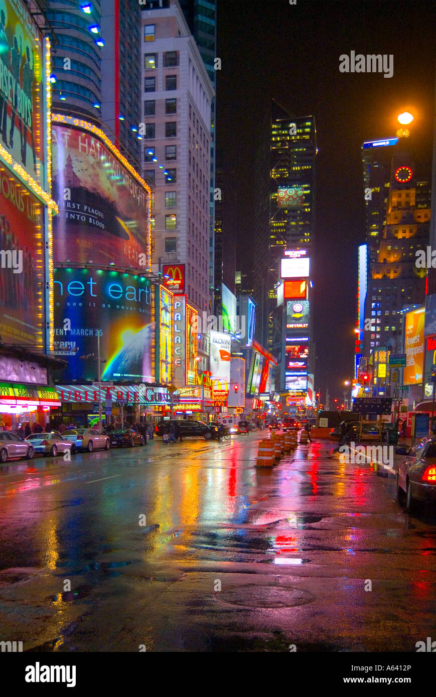 Trafic sous la pluie la nuit Banque de photographies et d’images à